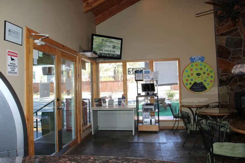 Big Pines Mountain House - Coin salon dans le hall
