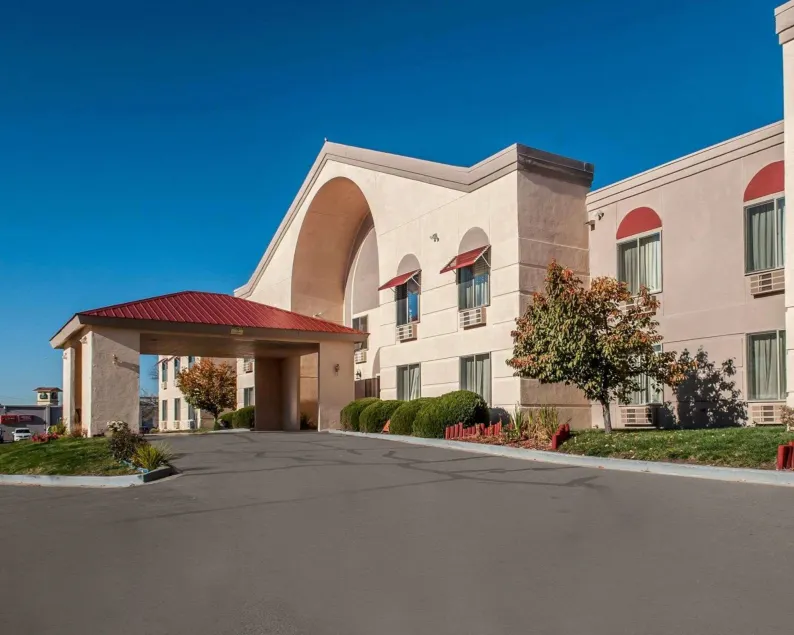 Quality Inn & Suites Farmington - Image 1