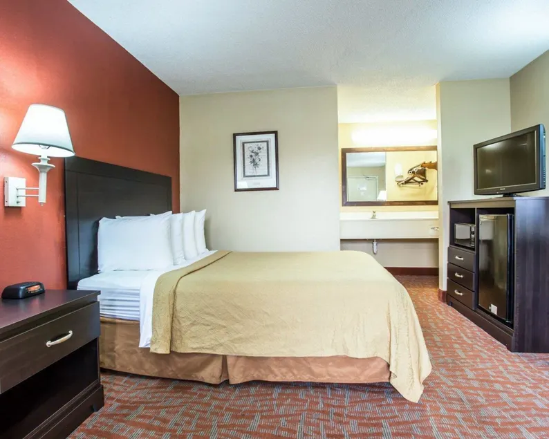 Quality Inn & Suites Monroe - Image 1