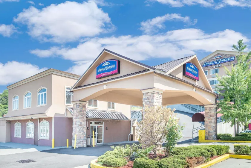 Howard Johnson by Wyndham North Bergen - Image 1