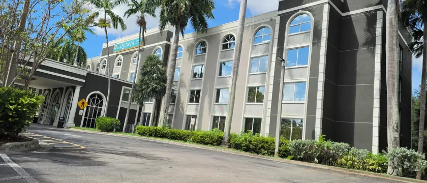 La Quinta Inn & Suites by Wyndham Sunrise - Image 1