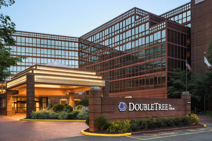 DoubleTree by Hilton New York LaGuardia Airport - Image 1