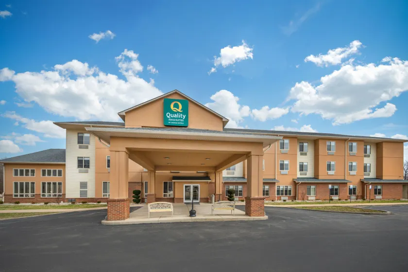 Quality Inn & Suites near Owensboro & Holiday World GOLD AWARD WINNER - Image 1