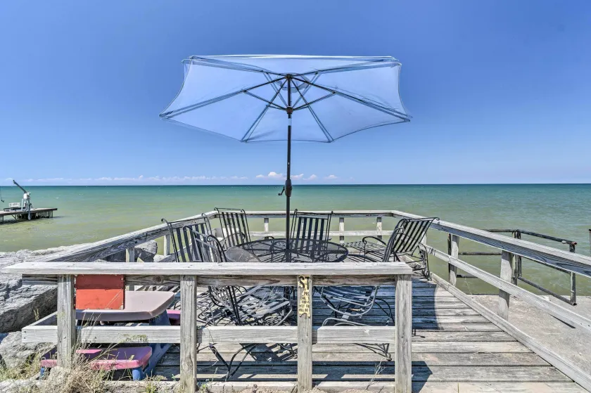 Hilton Lake Getaway w/ Over-the-Water Deck! - Image 1