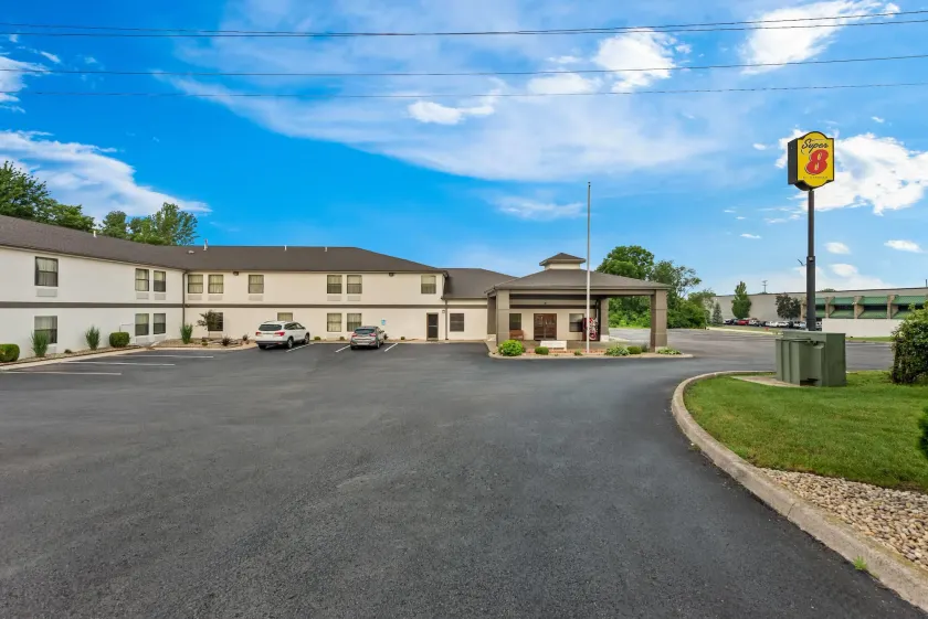 Super 8 by Wyndham Bellefontaine - Image 1