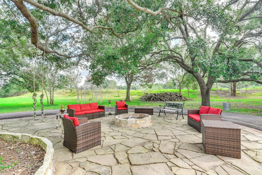 Family Home on 30 Acres in Manvel! - Image 1
