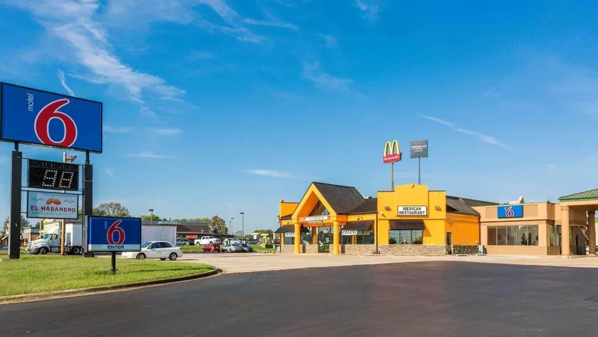 Motel 6-Clarksville, TN - Image 1