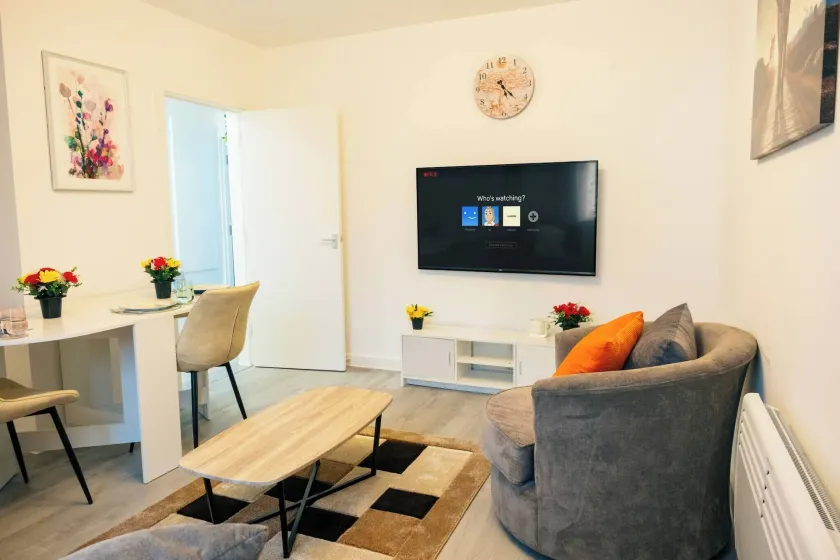 Cozy 2BR Flat Near Cardiff City Centre Stadium Shops Uni - Image 1