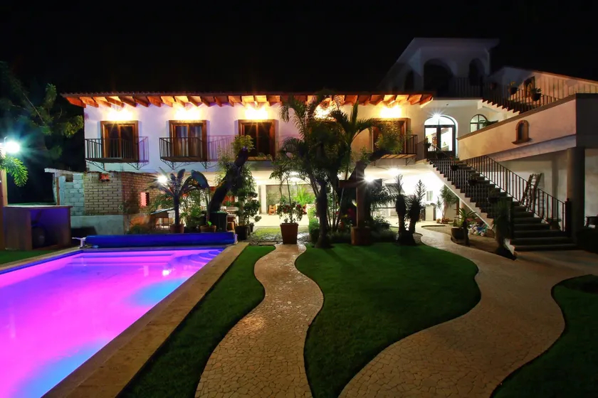 Hotel Concierge Flor y Canto - Image 1