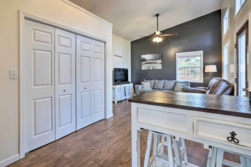 Gray Home w/ View of Boone Lake + Fire Pit! - Interiör