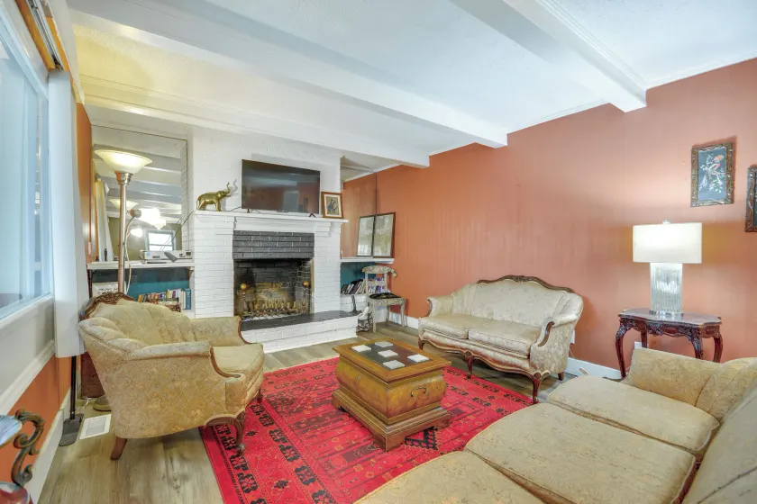 Tranquil Lakefront Home w/ Sunroom in Burlington - Image 1