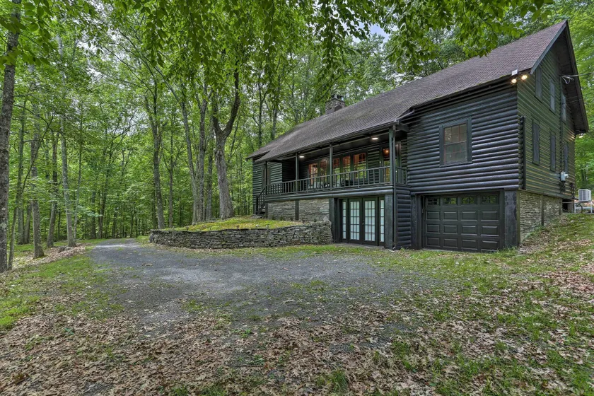 Hilltop Lackawaxen Gem w/ River View & Fire Pit - Innvendig