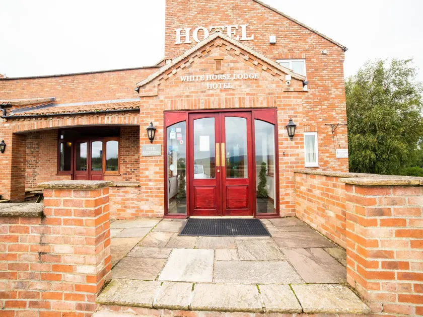 The White Horse Lodge Hotel - Image 1