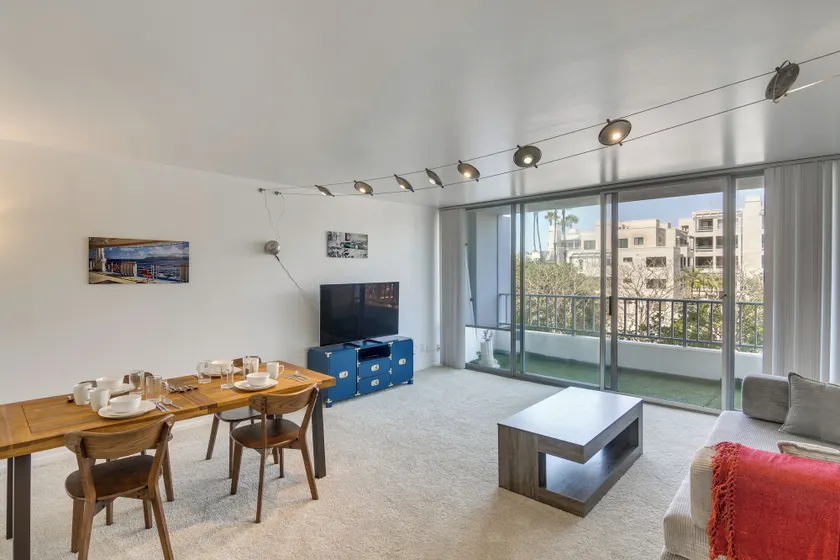 Walk to Beach & Boardwalk! Condo in Santa Monica - Image 1