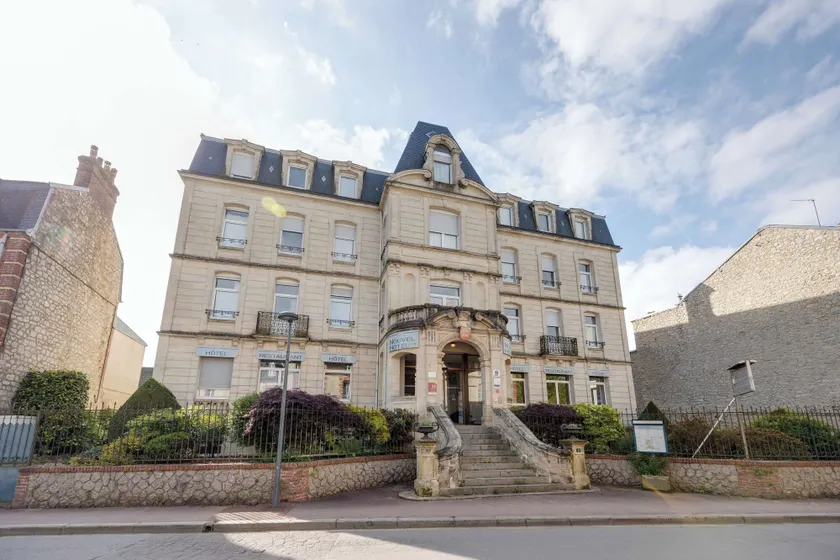 BRIT HOTEL CONFORT BAGNOLES NORMANDIE - Image 1