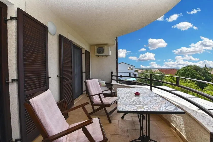 Charming apartment with balcony and pool - Image 1
