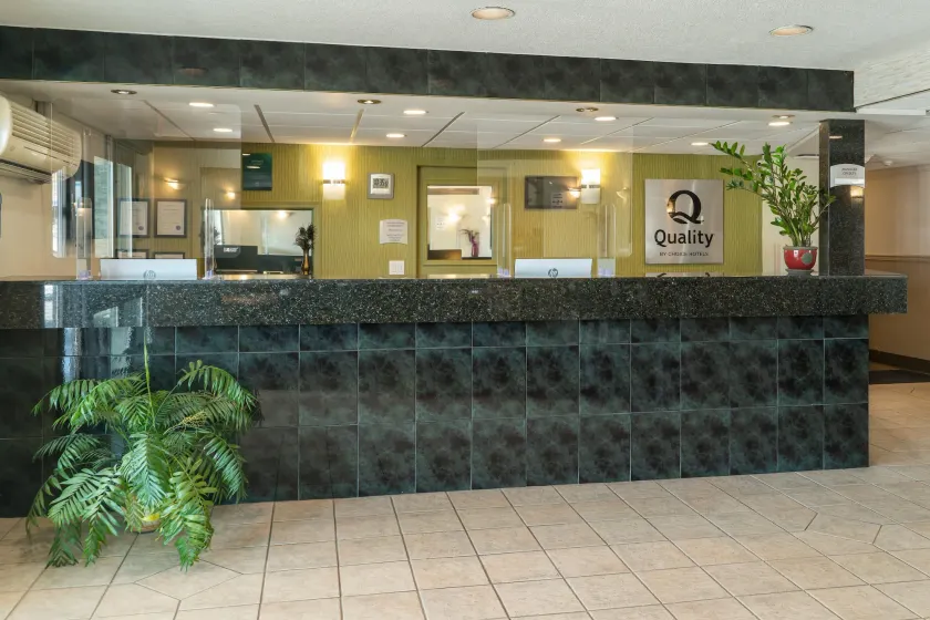 Quality Inn & Suites - Lobby