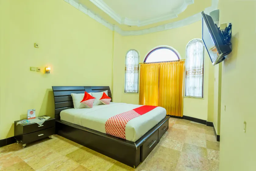 RedDoorz at Senaz Guesthouse Mataram - Image 1