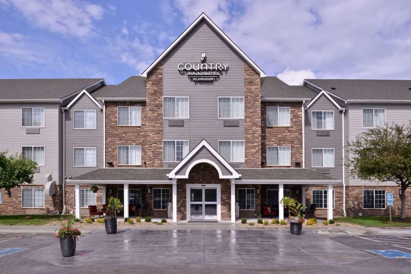 Country Inn & Suites by Radisson, Omaha Airport, IA - Image 1