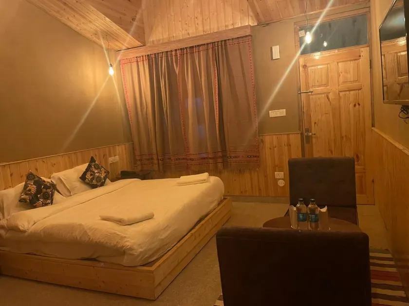 Apple Flower Hotel - Personal Balcony, Lift, Garden and Mountain View - Room