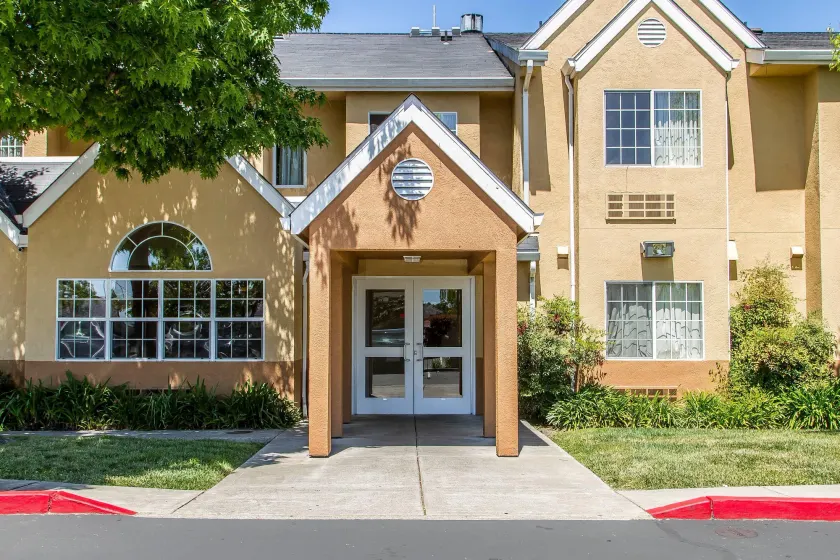 Econo Lodge Inn & Suites Santa Rosa South - Image 1
