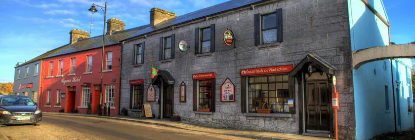Ryan's Hotel - Image 1