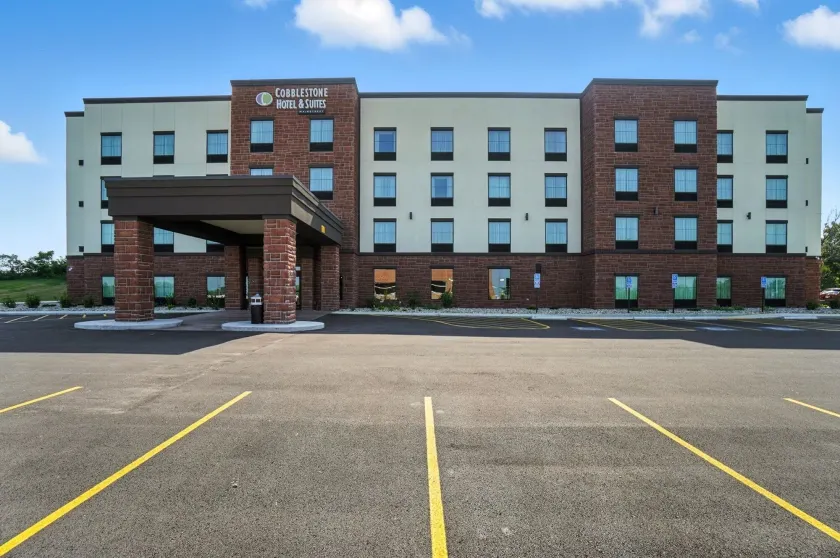 Cobblestone Hotel & Suites - Bellefontaine - Image 1
