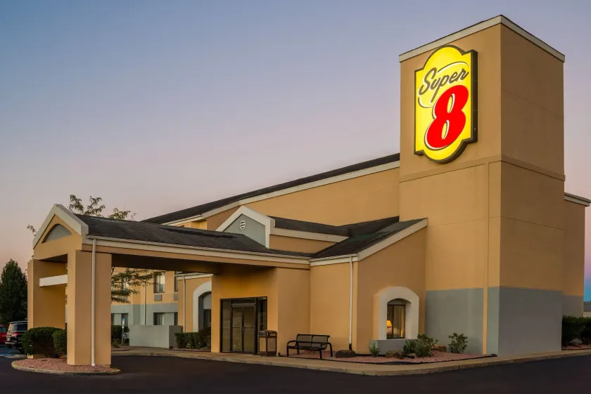 Super 8 by Wyndham Jasper - Image 1