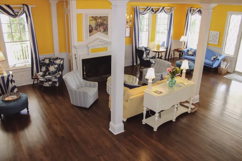 Colonial Inn Harbor Springs - Image 1