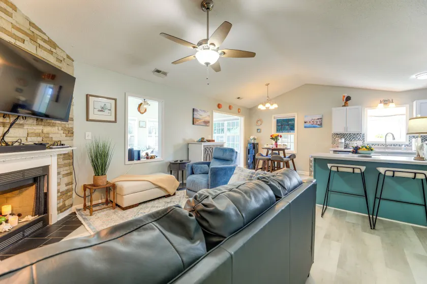 7 Mi to the Hammocks Beach: 3 BD Near Camp Lejeune - Image 1