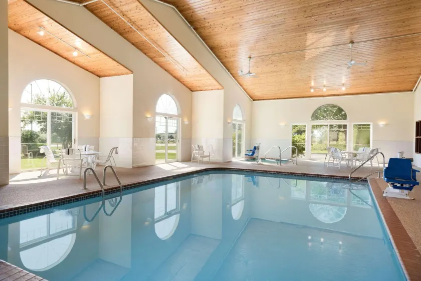 Country Inn & Suites by Radisson, Mason City, IA - Image 1