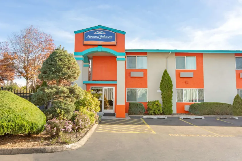 Howard Johnson by Wyndham Salem - Image 1
