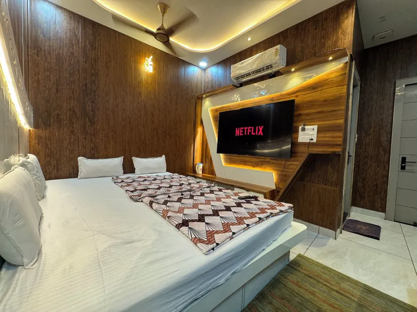 Guruvayur Dham 200 mtr from Mathura Railway Station - Image 1