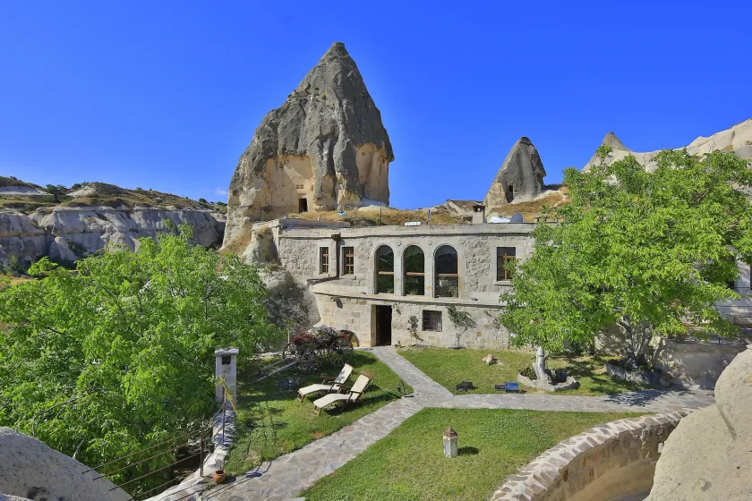 Traveller's Cave Hotel - Image 1