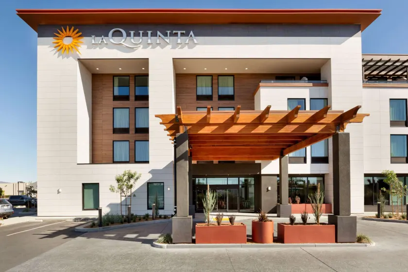 La Quinta Inn & Suites by Wyndham Santa Rosa Sonoma - Image 1