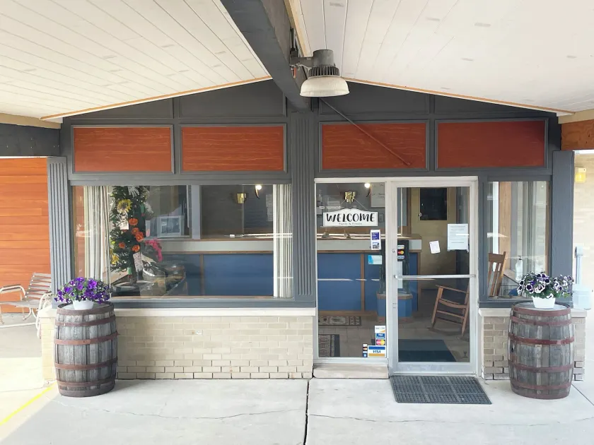 Tecumseh Inn & Suites - Image 1