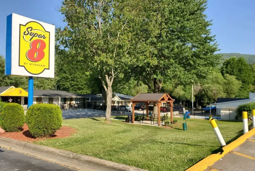 Super 8 by Wyndham Asheville/Biltmore - Image 1