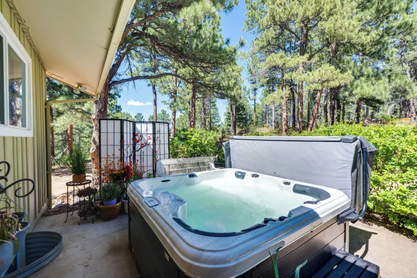 Serene Home w/ Hot Tub - 6 Mi to Boulder Falls! - Innvendig