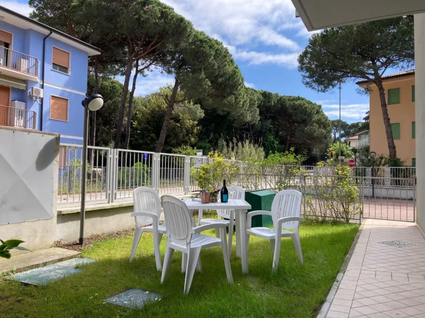 Moderne Wohnung mit privatem Garten - Image 1