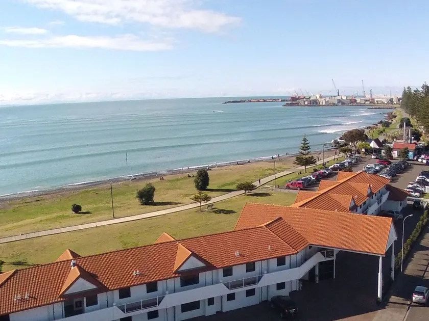 Harbour View Motel on Ahuriri Beach in Napier NZ with sea view suites - Image 1
