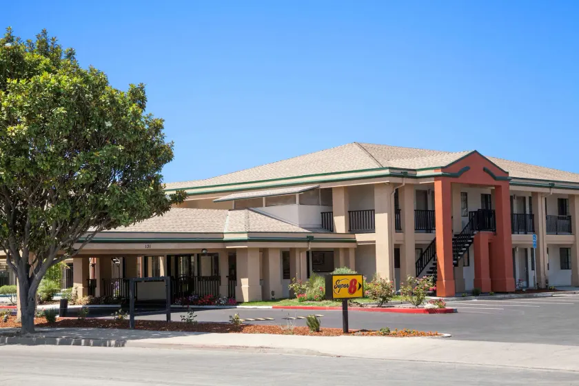 Super 8 by Wyndham Salinas - Image 1