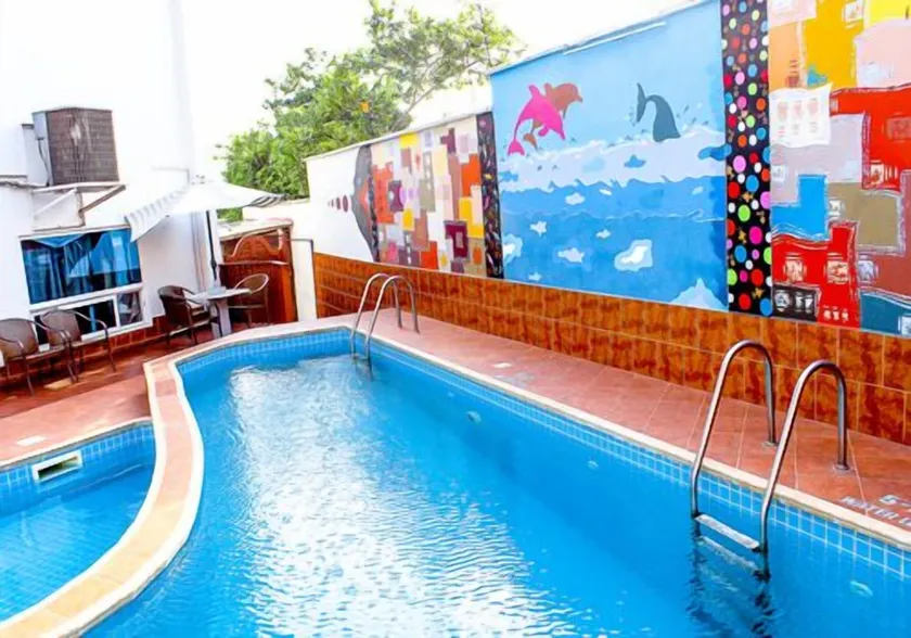 Maxlot Hotel - Image 1