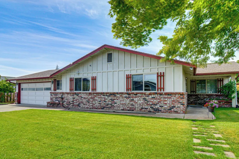 2-unit Family Combo, Walk to Downtown Sequim! - Image 1