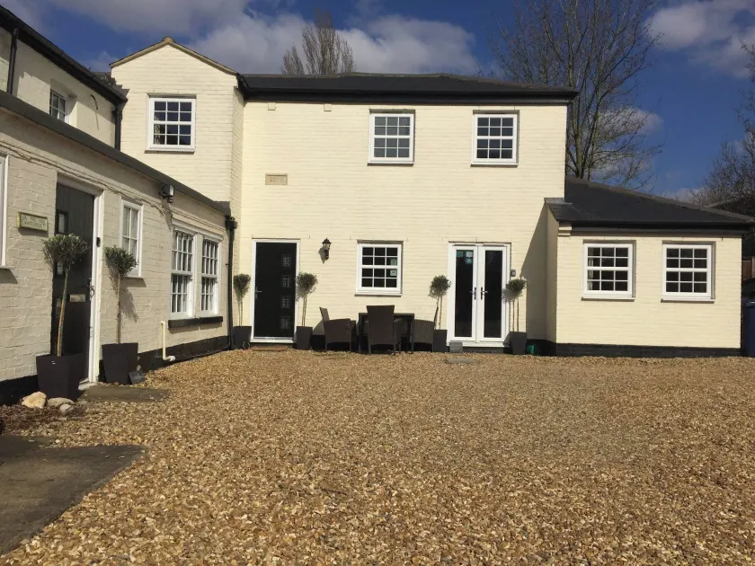 3 BR Ensuite Cottage Private Garden & Parking Near St Neots - Image 1