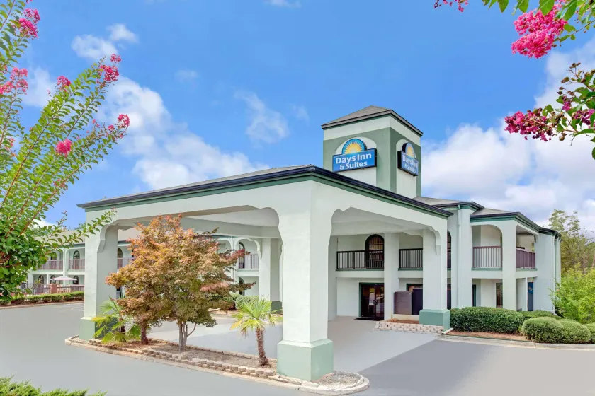Days Inn & Suites by Wyndham Stockbridge South Atlanta - Image 1