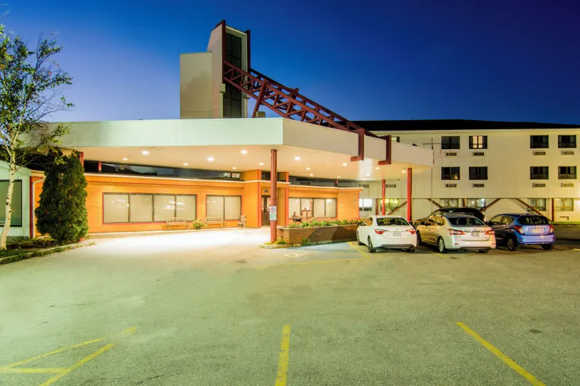 Sinbads Hotel & Suites - Image 1