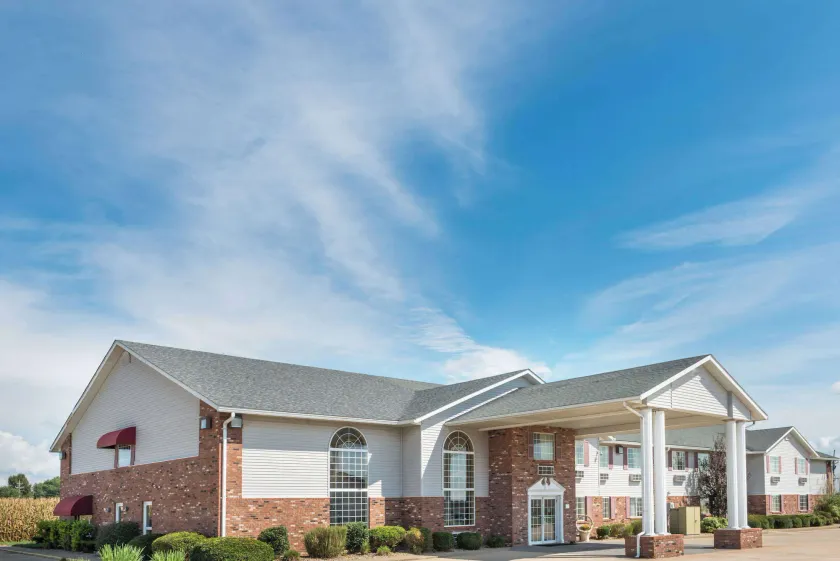 Super 8 by Wyndham Jerseyville - Image 1
