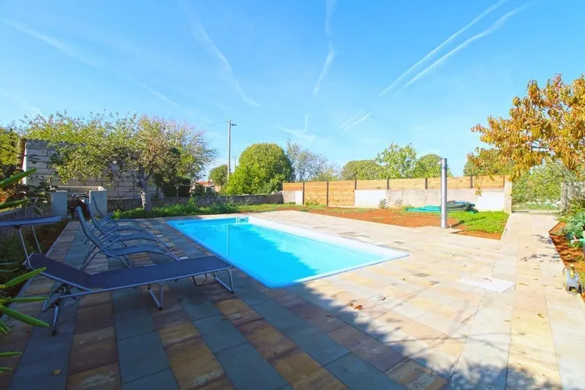 Comfortable apartment with pool and garden - Image 1