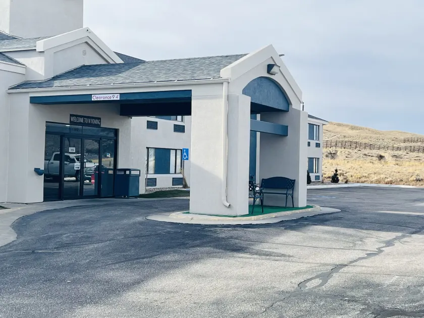 AmericInn by Wyndham Rawlins - Image 1