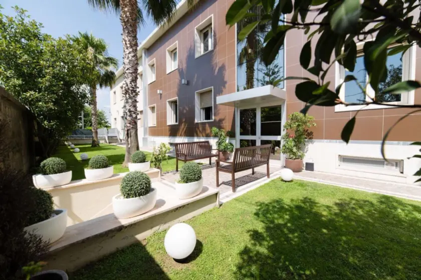 Plana Hotel - Image 1